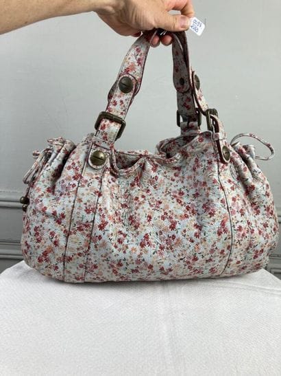 GERARD DAREL

Sac 24 heures en cuir bleu...