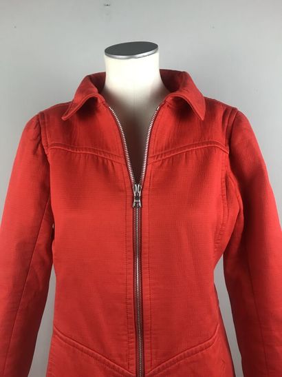 COURREGES

Robe en satin de coton rouge vermillon,...