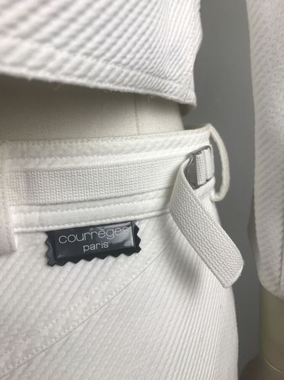 COURREGES

Ensemble en coton blanc surpiqué...