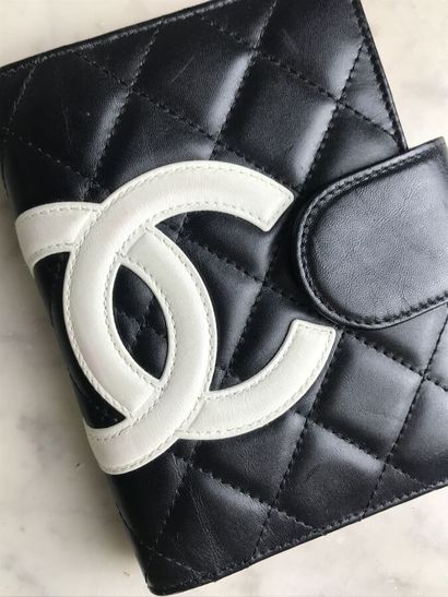 CHANEL

Petit porte agenda en cuir matelassé...