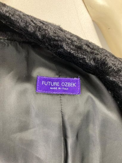 FUTURE OZBEK

Manteau 7/8 en lainage noir,...