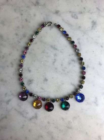 YVES SAINT-LAURENT

Collier constitué de...