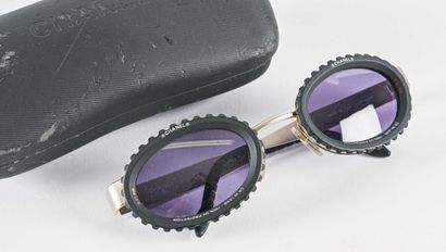 CHANEL, circa 1995

Paire de lunettes de...