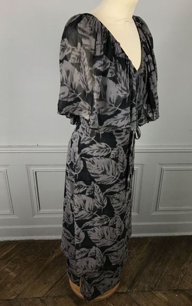 CACHAREL

Circa 1970

Robe en viscose noir...
