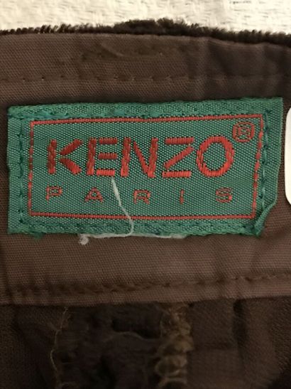 KENZO

Pantalon en velours marron à plis...