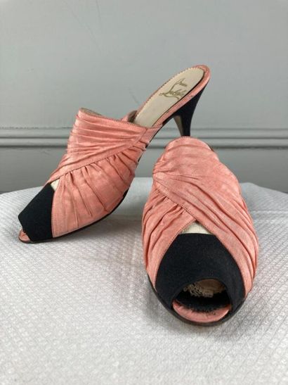CHRISTIAN LOUBOUTIN

Paire de mules en toile...