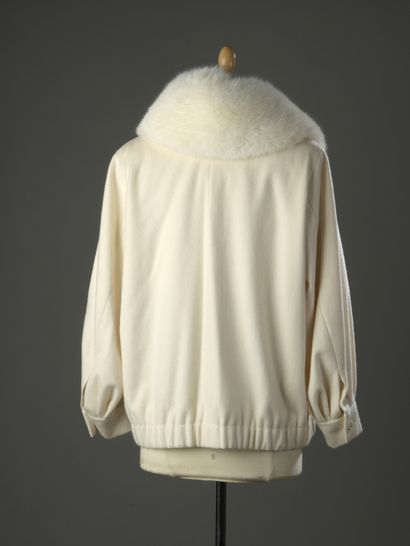 GIVENCHY Haute Couture

Ensemble comprenant...