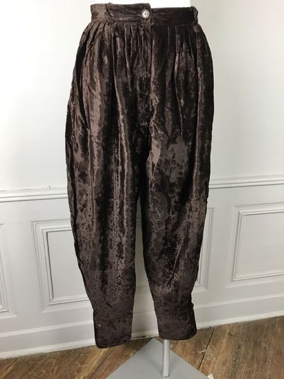 KENZO

Pantalon en velours marron à plis...