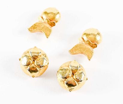 DELPHINE NARDIN. 

Deux paires de clips d'oreilles...