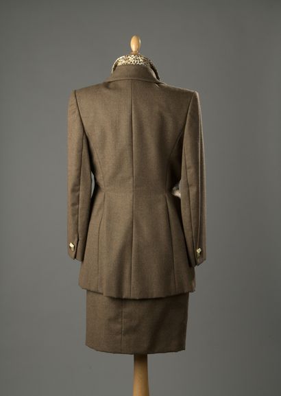 HANAE MORI Couture 

Tailleur en feutre marron...