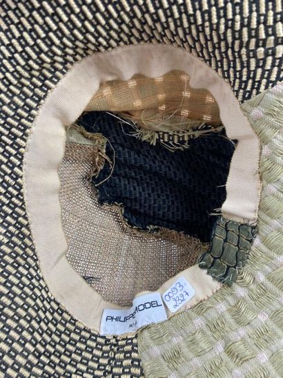 PHILIPPE MODEL

Chapeau en patchwork de paille...