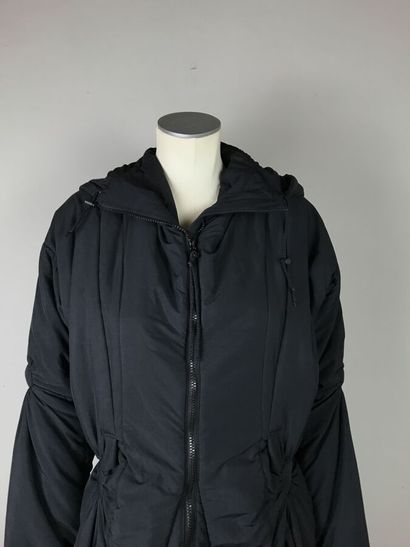 ISSEY MIYAKE

Manteau long en nylon de soie...