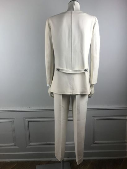COURREGES

Ensemble gabardine de laine écrue...