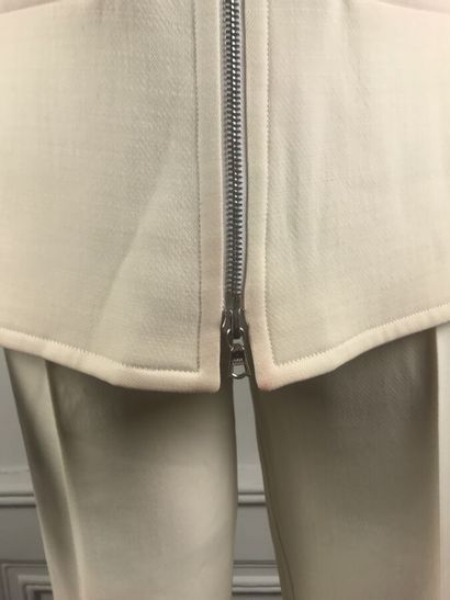 COURREGES

Ensemble gabardine de laine écrue...