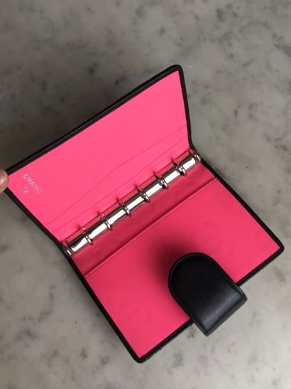 CHANEL

Petit porte agenda en cuir matelassé...