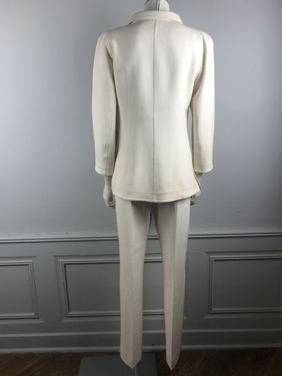 COURREGES

Ensemble gabardine blanc cassé...