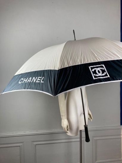 CHANEL

Parapluie de golf, en nylon ivoire...