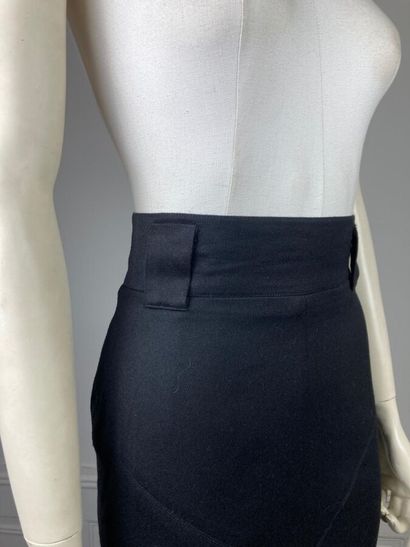 ALAIA

Jupe courte ajustée en gabardine de...