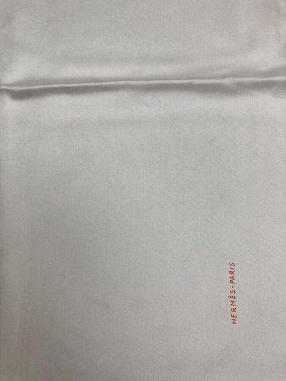 HERMES Paris

Carré en twill de soie blanc...