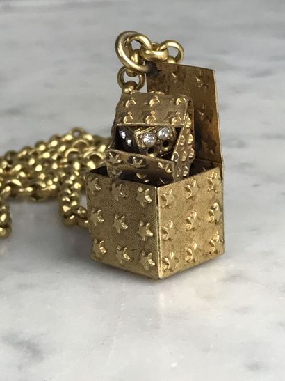 MERCEDES ROBIROSA

Pendentif à petit coffre...
