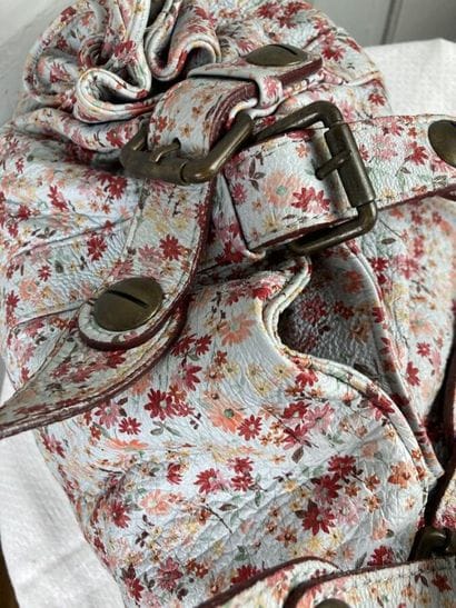 GERARD DAREL

Sac 24 heures en cuir bleu...