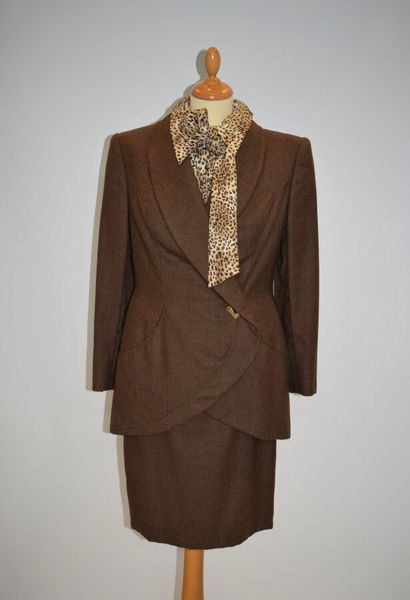 HANAE MORI Couture 

Tailleur en feutre marron...
