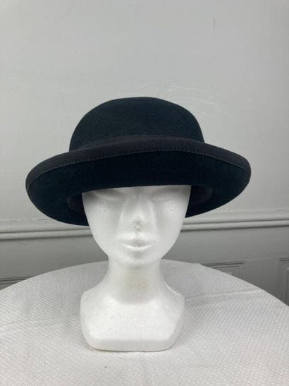JEAN BARTHET

Chapeau melon en feutre noir,...