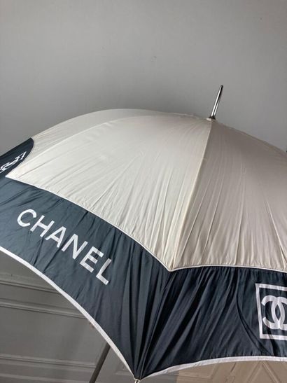 CHANEL

Parapluie de golf, en nylon ivoire...