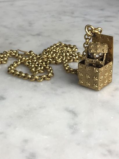 MERCEDES ROBIROSA

Pendentif à petit coffre...