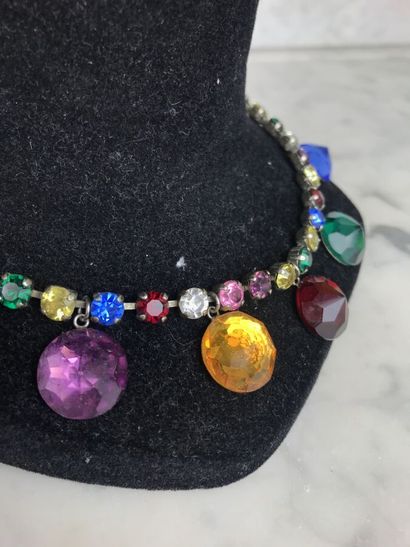 YVES SAINT-LAURENT

Collier constitué de...