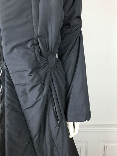 ISSEY MIYAKE

Manteau long en nylon de soie...