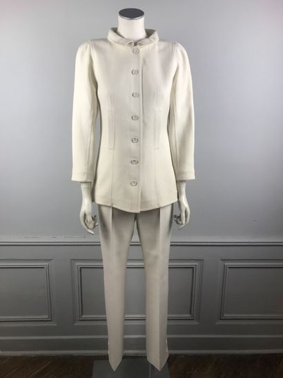 COURREGES

Ensemble gabardine blanc cassé...