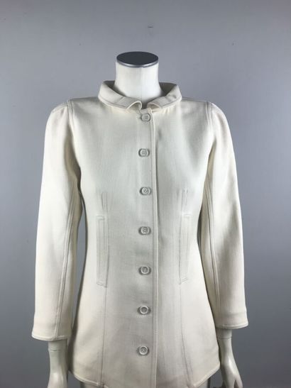 COURREGES

Ensemble gabardine blanc cassé...