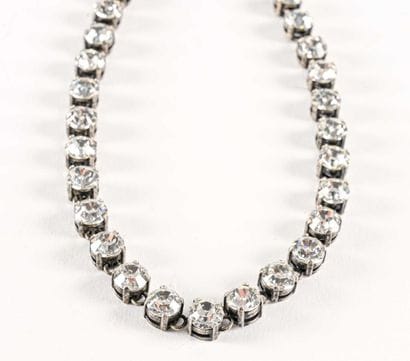 J. CREW.

Collier constitué de cabochons...