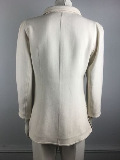 COURREGES

Ensemble gabardine blanc cassé...