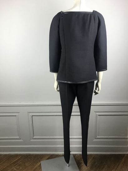 COURREGES

Ensemble gabardine de laine noire,...