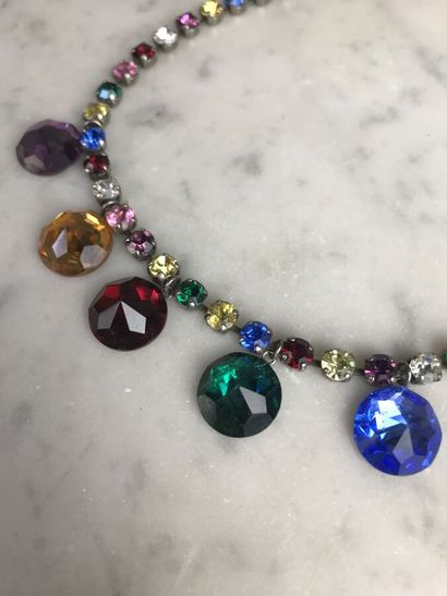 YVES SAINT-LAURENT

Collier constitué de...