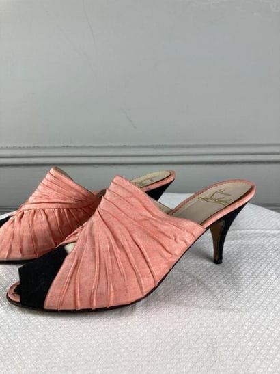 CHRISTIAN LOUBOUTIN

Paire de mules en toile...