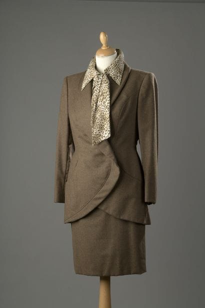 HANAE MORI Couture 

Tailleur en feutre marron...