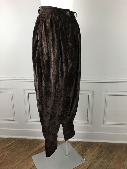 KENZO

Pantalon en velours marron à plis...