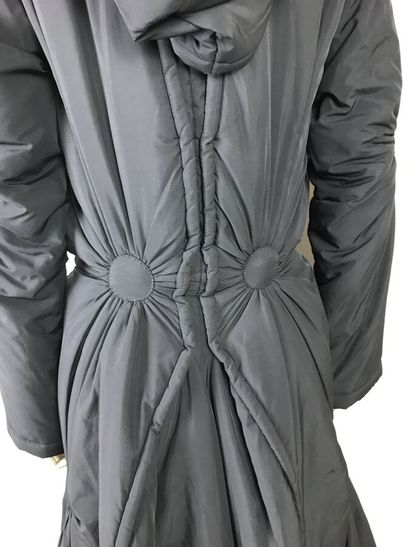 ISSEY MIYAKE

Manteau long en nylon de soie...