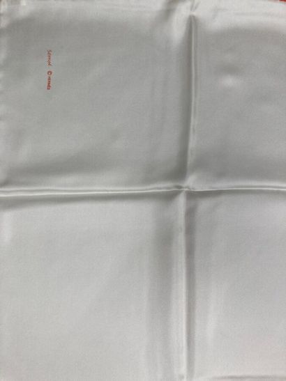 HERMES Paris

Carré en twill de soie blanc...