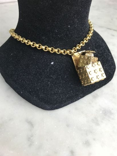 MERCEDES ROBIROSA

Pendentif à petit coffre...
