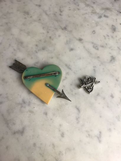 YVES SAINT LAURENT

Broche coeur en résine...