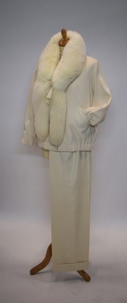 GIVENCHY Haute Couture

Ensemble comprenant...