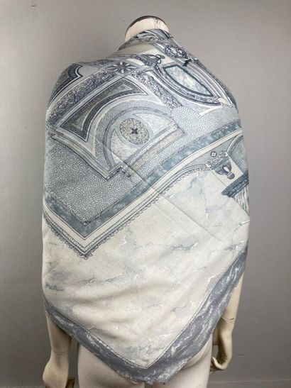 LOUIS VUITTON

Grand châle en étamine de...