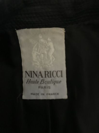 NINA RICCI 

Bolduc portant les inscriptions...