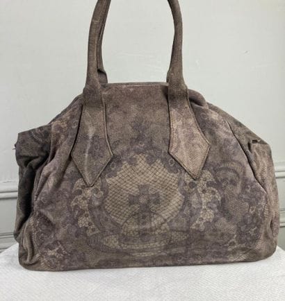VIVIENNE WESTWOOD

Sac porté main en daim...