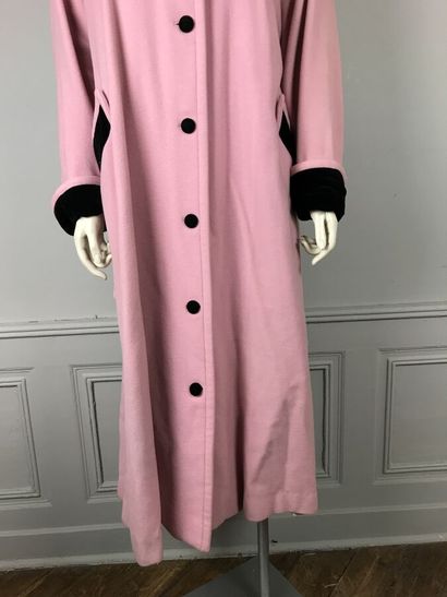 CHANTAL THOMASS

Manteau long en drap rose,...