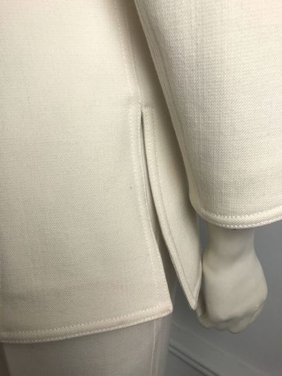 COURREGES

Ensemble gabardine blanc cassé...